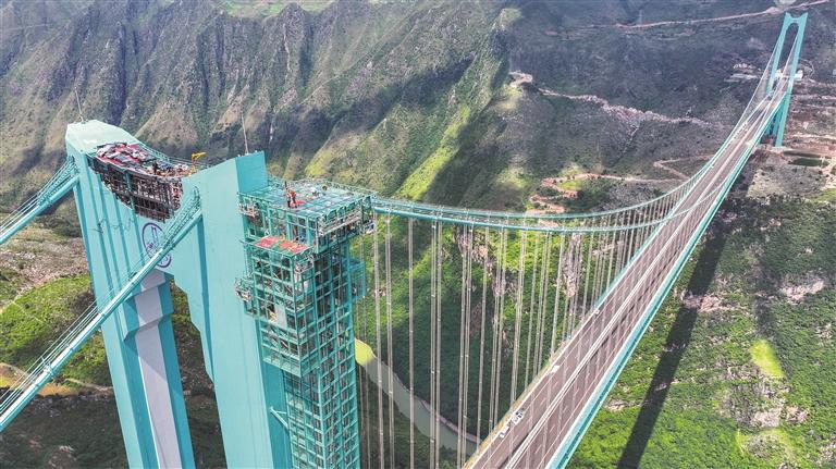一桥飞架串起黄金旅游带——花江峡谷大桥打造桥旅融合新典范