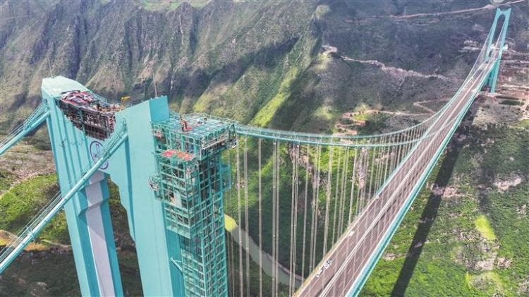 一桥飞架串起黄金旅游带——花江峡谷大桥打造桥旅融合新典范