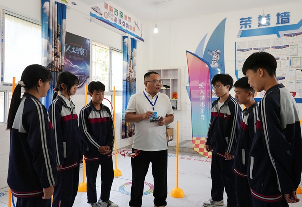 贵阳清镇：数字教育赋能成长 科技创新点亮未来_fororder_卫城中学正在开展无人机操作教学