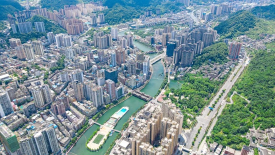 贵州都匀：打造安全 “戏水长廊” 剑江河成市民夏日亲水乐园_fororder_640 (3)