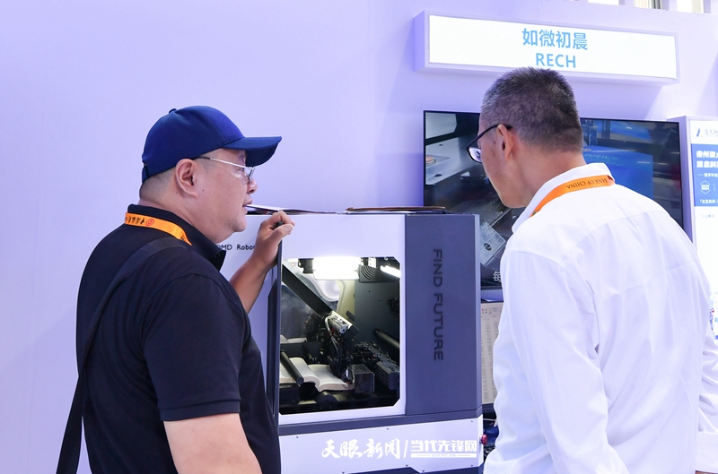 2025服贸会|看贵州展区AI智能扫描机器人如何吸睛? 2025服贸会|看贵州展区AI智能扫描机器人如何吸睛?