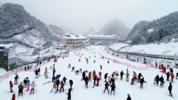 贵州六盘水：南国冰雪盛宴启幕 滑雪季推出多维沉浸体验