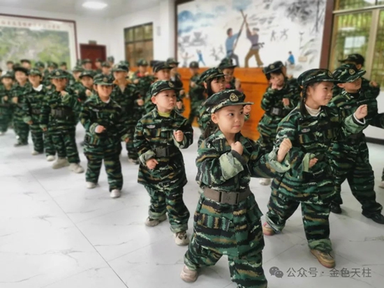 贵州天柱：多元教育阵地 点亮成长明灯_fororder_学生在甘溪侗寨体验武术