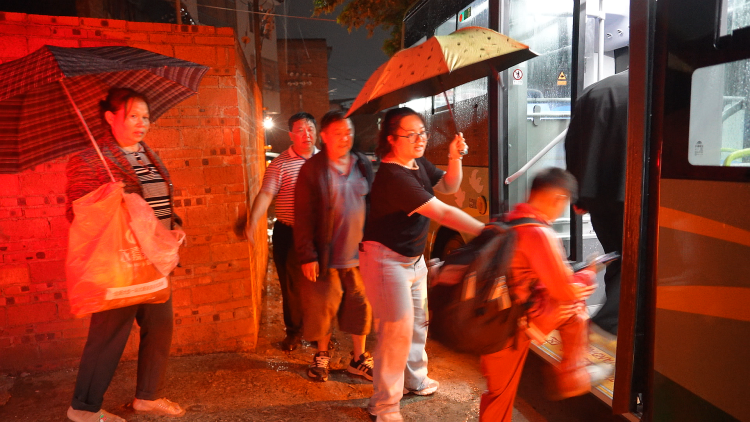 闻“汛”而动 贵州平塘党员干部冲锋一线全力守护群众安全_fororder_群众乘坐公交车转移至安置点