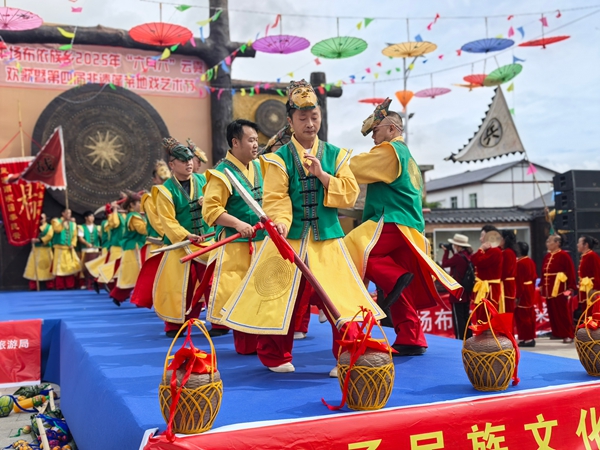 贵阳市白云区：第四届地戏艺术节开启民族风情之旅_fororder_贵阳白云“六月六”活动现场蓬莱地戏《杨家将》展演