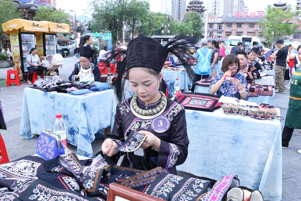 贵州荔波：近百名绣娘同台竞技 巧手绣出美好生活_fororder_活动现场3.JPG