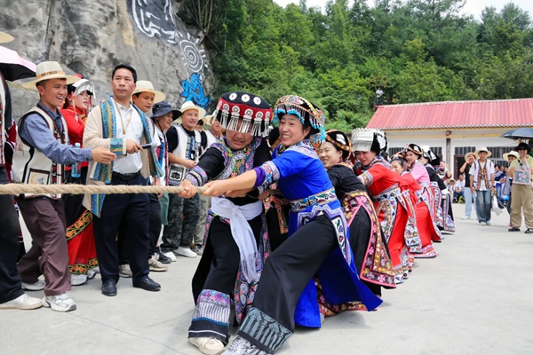 贵州威宁：火把映红乌蒙山 民俗盛宴嗨翻天_fororder_640 (2)