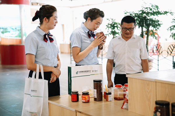 轻点鼠标买卖全球 邮储银行助遵义辣椒“红”遍世界_fororder_图4