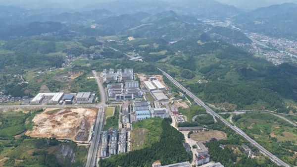 跨山越海共振兴 东西部协作的“镇远实践”_fororder_黔东经济开发区一角（何昌华 摄）