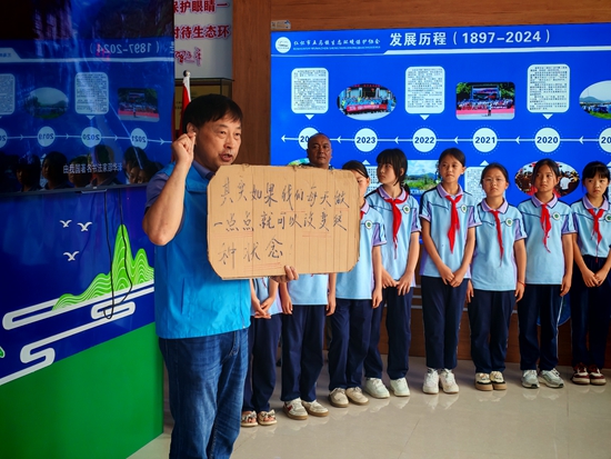 贵州仁怀：理论与实践相结合 环保知识入人心_fororder_五马生态协会成员向学生讲解环保习惯（余甚君 拍摄）