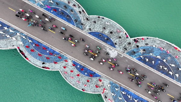 首届环贵州公园省国际公路自行车赛黔南都匀赛段开赛_fororder_1