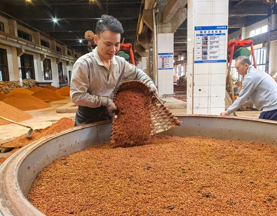 贵州仁怀：重阳下沙正当时 恪守工艺酿造忙_fororder_上甑