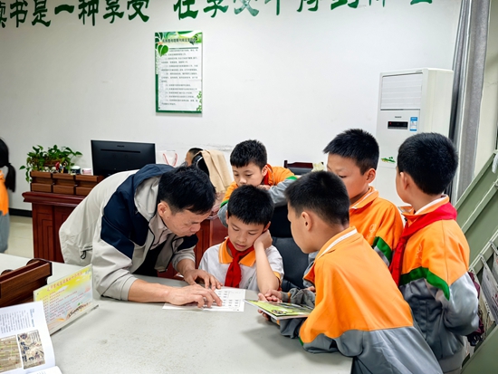 贵州荔波：在春日里共赴书香之约_fororder_在荔波县民族图书馆，老师和学生们一起探讨交流。
