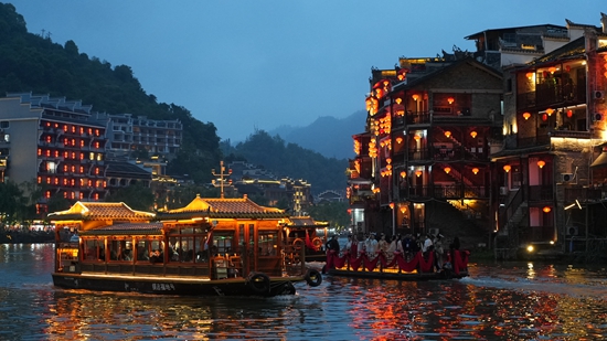 文旅融合赋新能 千年镇远焕生机_fororder_夜游㵲阳河（车逢路 摄）.JPG