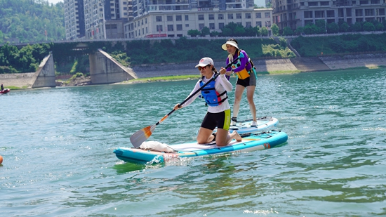 贵州思南：“亲水经济”引爆夏日流量密码_fororder_奋力向终点冲刺02（阮进勇摄）.JPG
