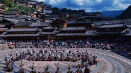 吊脚楼的“年终奖”：一个苗寨的共富密码与辐射效应