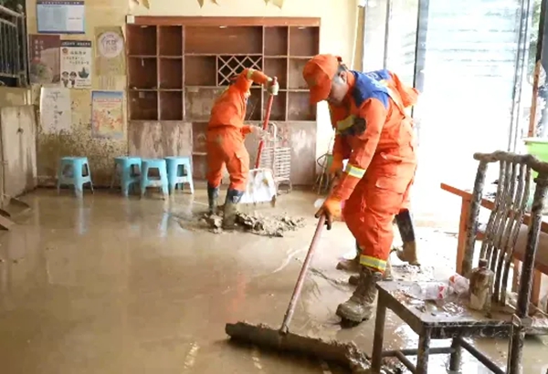 贵州受灾地区迅速开展灾后重建工作 群众生产生活秩序有序恢复_fororder_640 (2)