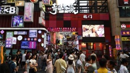 贵阳青云路步行街前8个月客流突破2000万 避暑经济持续升温