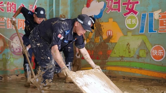 黔东南公安党员先锋筑牢抗洪救灾“红色防线”_fororder_640 (1)