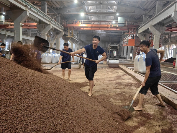 贵州仁怀：“绿智融合”助推新型工业化_fororder_酒企正在下沙生产