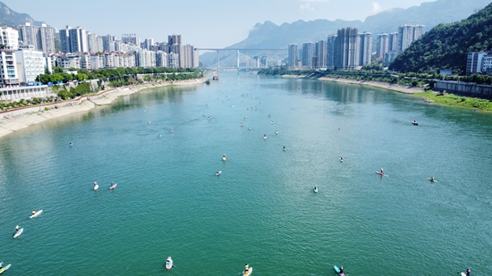 贵州思南：“亲水经济”引爆夏日流量密码_fororder_乌江上的扁舟02（孙磊摄）