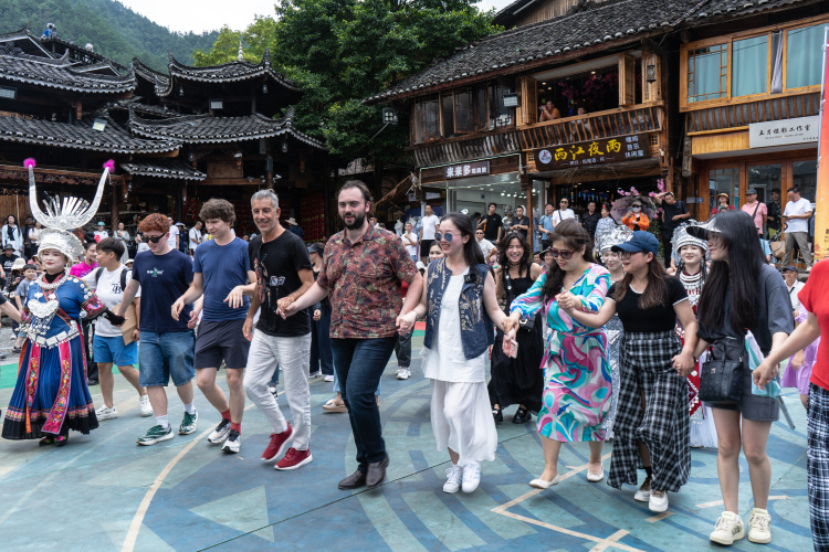 音乐无国界  苗族飞歌与西方歌剧唱响西江千户苗寨