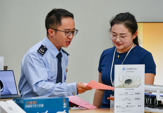 商圈里的“个税课堂” 贵州税务青年党员开启春风行动新模式_fororder_微信图片_20250611090734