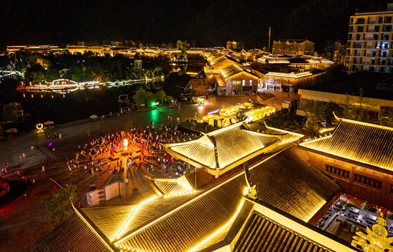 贵州道真：文体旅商农融合绽放新魅力_fororder_中国傩城景区夜景。2