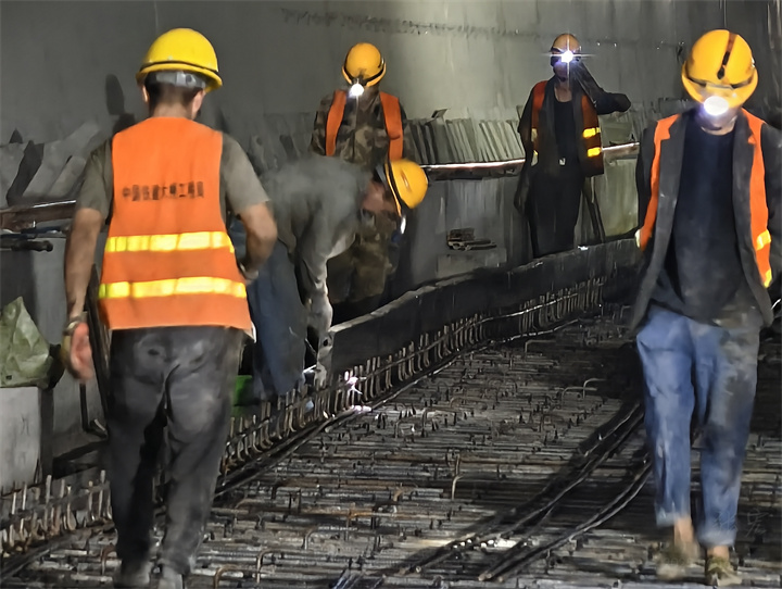 毫米级精度筑造高铁底盘！盘兴铁路无砟道床施工冲刺收官