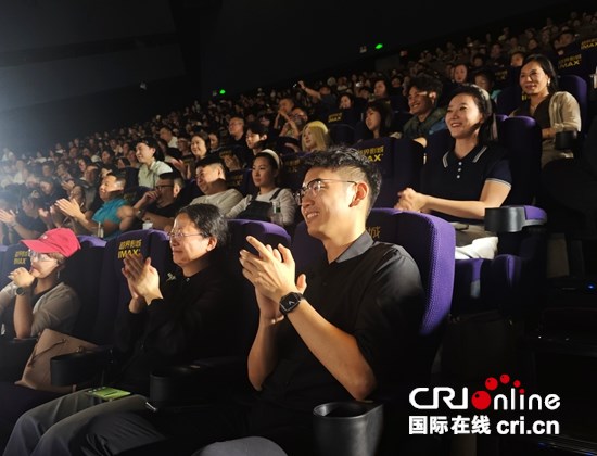 《无名之辈：否极泰来》路演走进贵阳 贵州籍导演饶晓志携主创亮相_fororder_观众观影1