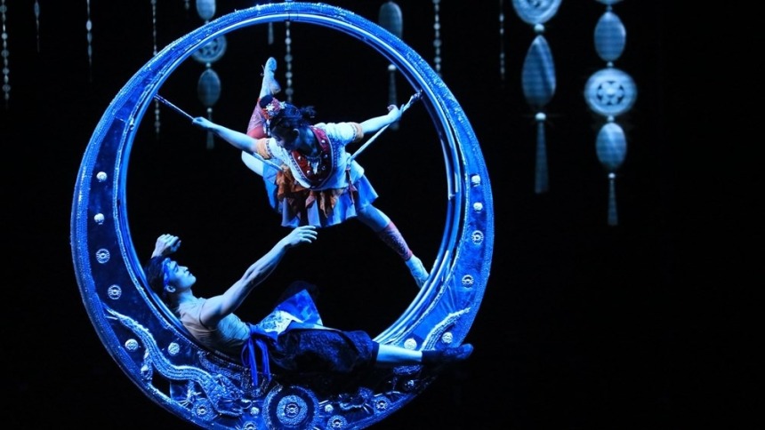 原创杂技剧《白云深处有人家》首演 以杂技之韵解锁苗族文化魅力