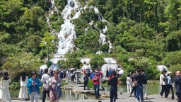 “双假”叠加 贵州荔波小七孔游人如织迎高峰