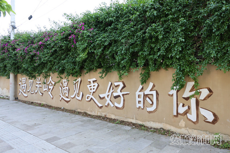 贵州关岭：缤纷墙绘为城市增“颜值”_fororder_2104-20250513-10c2c8e5ffd44b3ba602437a0b3d6651