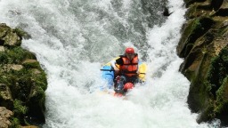 “激浪逐风 勇闯三河”黔东南州第一届景区经营联动漂流赛在镇远高过河景区火热开赛