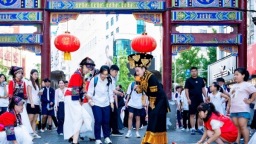 “长桌宴+民族T台秀” 贵州都匀这场研学 让省外学子直呼“太有感染力”