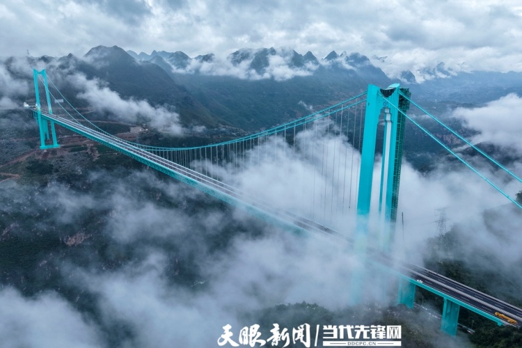 雾绕青峦，桥锁烟霞！花江峡谷大桥宛若山水墨卷