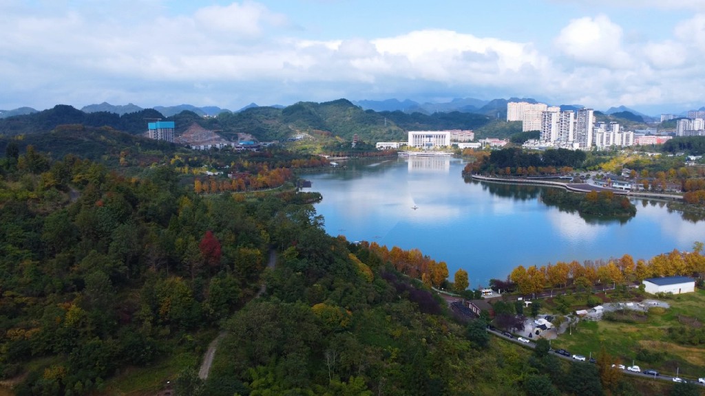 秋染白鹭湖：遵义新蒲新区藏着的诗意画卷_fororder_dD0xNzYyMzExNjA0X3I9ZTI4ZDM4ZmFfdz0xMDgwX3E9MTAwX2U9anBn