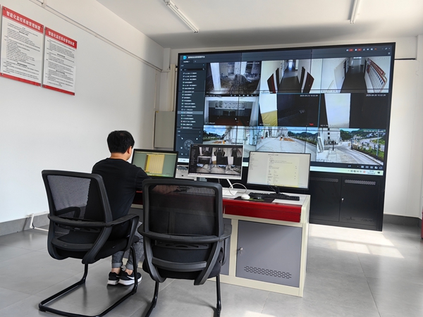 贵州仁怀：10万吨仓储提前布局 力保高粱颗粒归仓_fororder_工作人员通过智能化设备，能够实时监测粮仓内的温度、湿度以及虫情等情况1