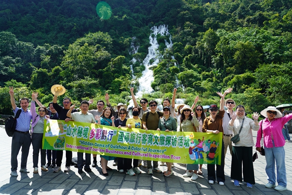 超乎想象的美 国际友人探寻贵州荔波山水人文_fororder_翠谷瀑布留影.JPG