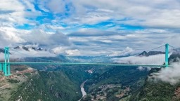 “地球裂缝”之上，625米云端起笔！世界第一高桥开启桥旅融合崭新篇章