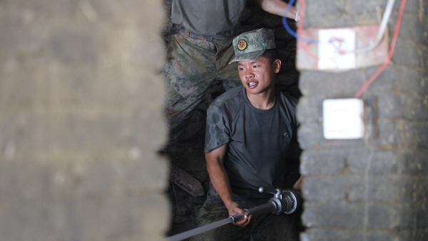 贵州丹寨：驰援榕江民兵队伍马不停蹄 奋战家乡清淤一线_fororder_民兵正在清理淤泥 (4)