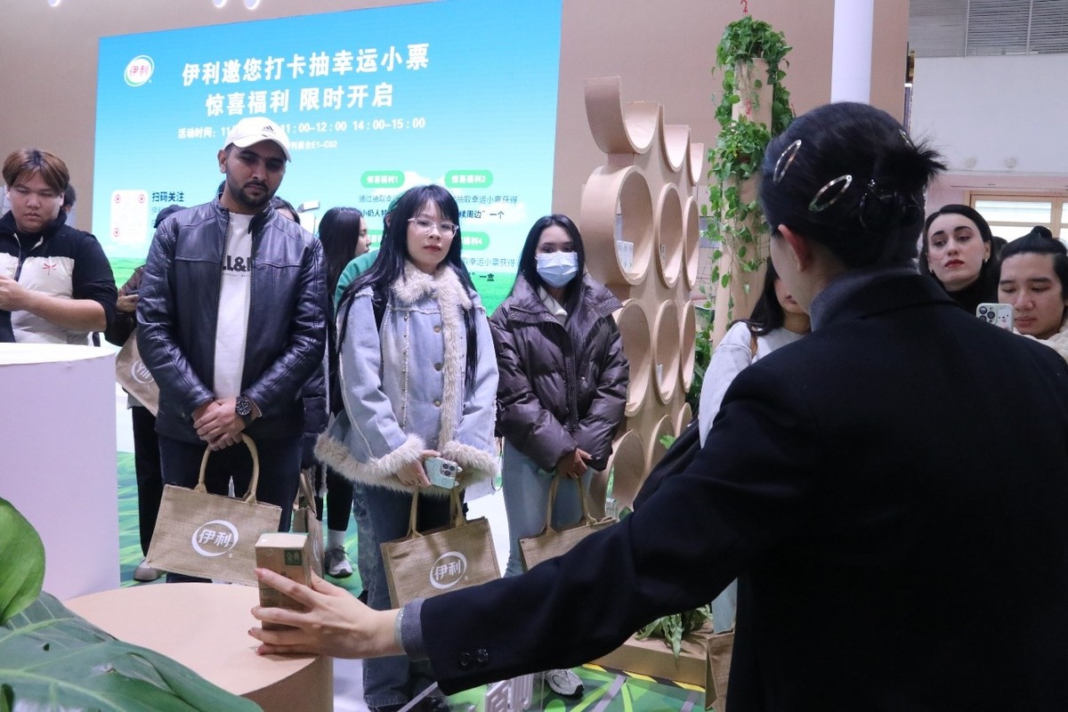 “链”接全球目光 国际观察团打卡第二届链博会伊利展台（组图）
