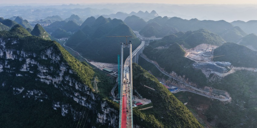 在建世界第一高桥成功拆除猫道