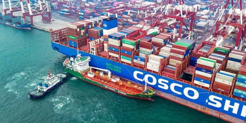 山东港口青岛港完成首批绿色甲醇“船对船”加注