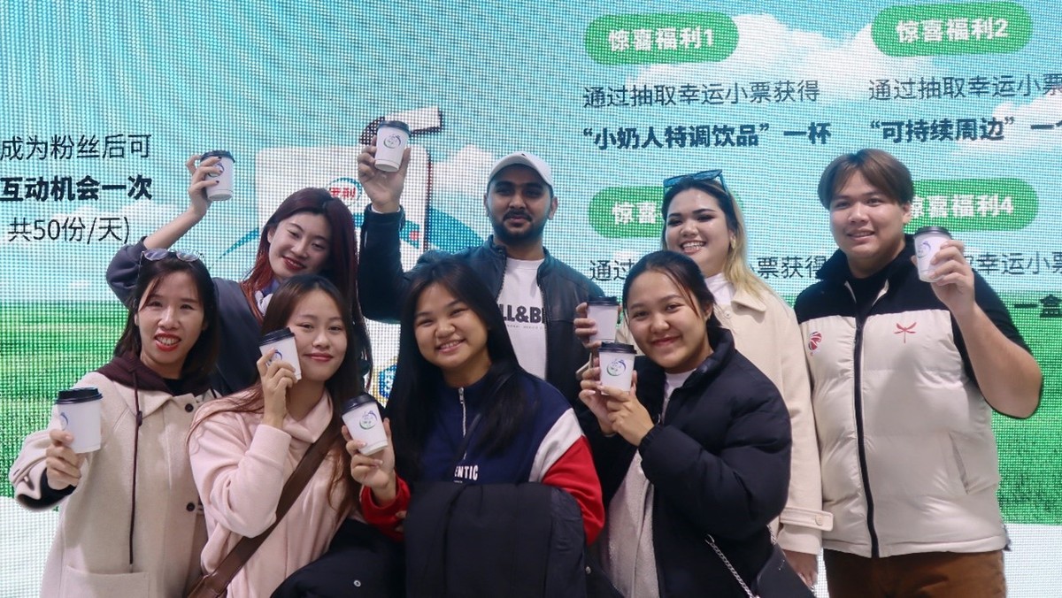 “链”接全球目光 国际观察团打卡第二届链博会伊利展台（组图）