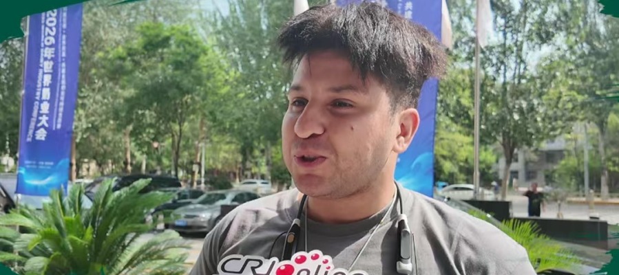 埃及视频博主桑英杰：走进蒙牛智慧牧场 让我真切感受到沙漠生态改造的不凡成效