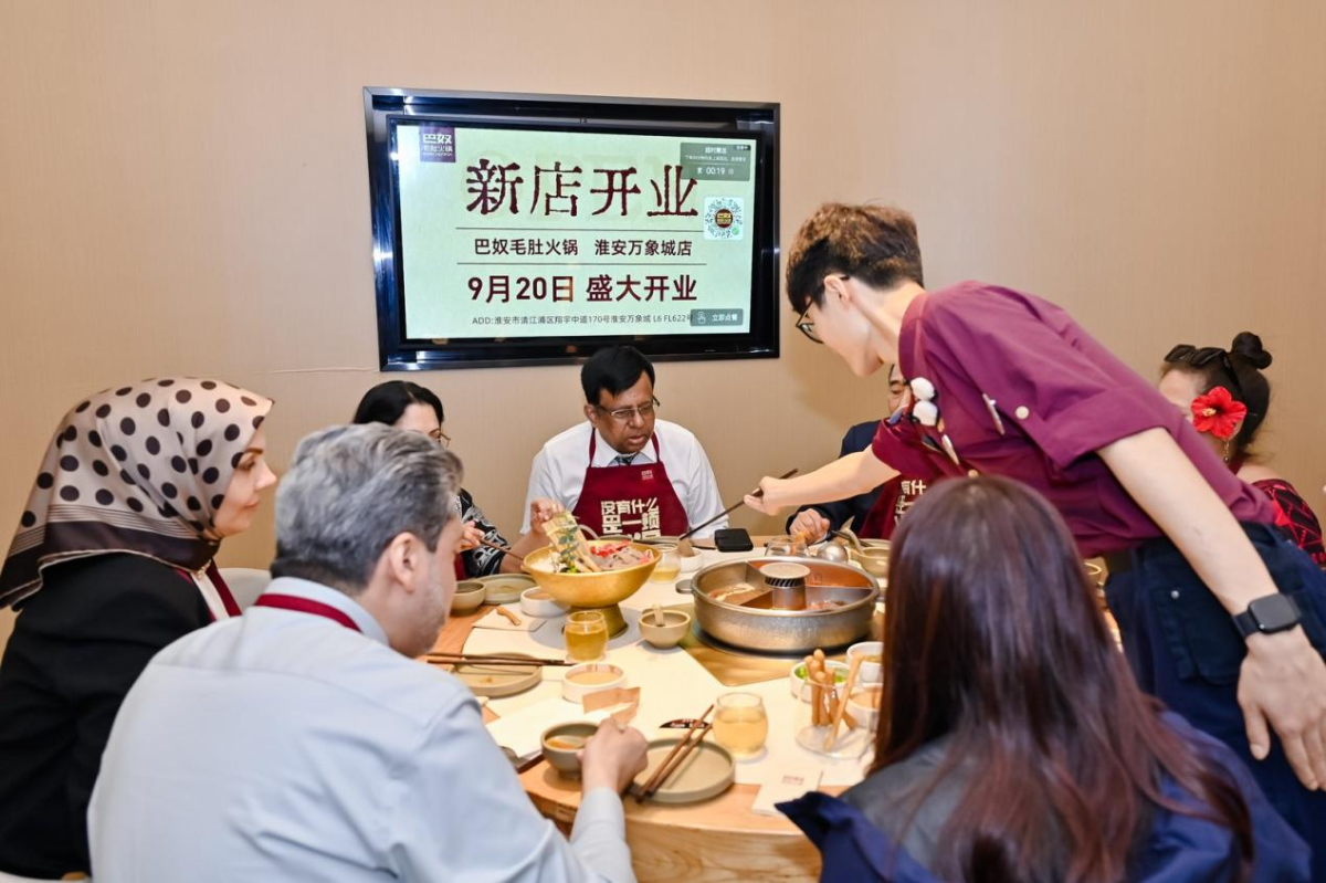 【组图】品味东西 美食之约 火锅之夜多国驻华外交官直呼过瘾！_fororder_图片9
