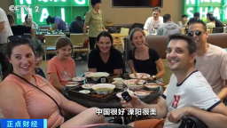 清凉山水吸引外籍游客 为夏季旅游市场注入清凉活力
