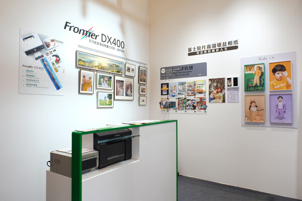 富士胶片P&I展台复刻"机场旅行" 沉浸式打卡集聚人气