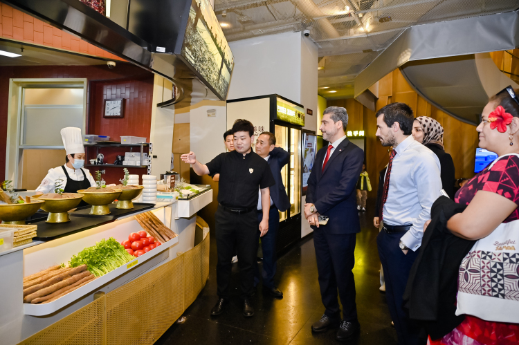 遇见火锅之夜 多国外交官解锁“川味豫造”的美食密码_fororder_ABC3596.JPG
